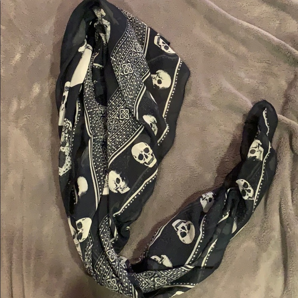 Dark blue scarf with white skulls💀